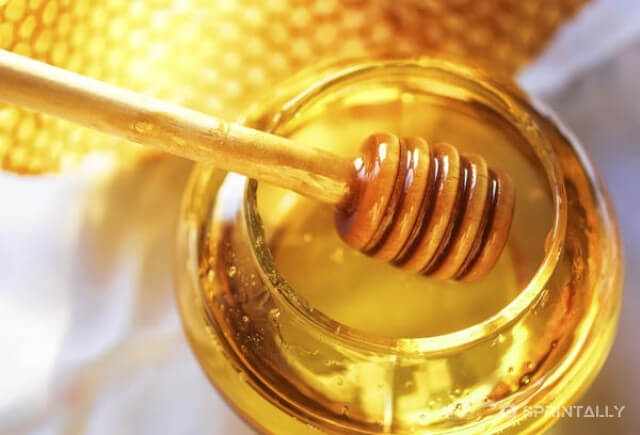 Homemade mask against hair loss with honey