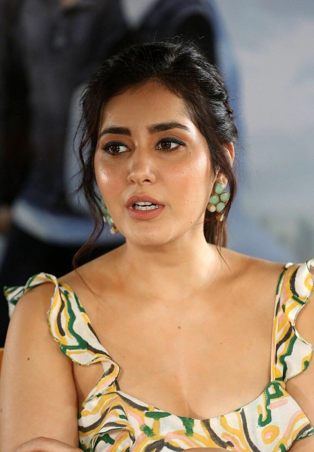 Cute Raashi Khanna